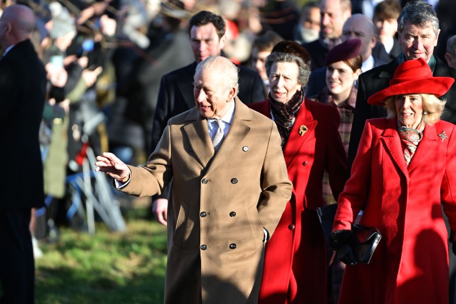 <p>Крал Чарлз Трети заведе семейството си на църква пеша.</p>