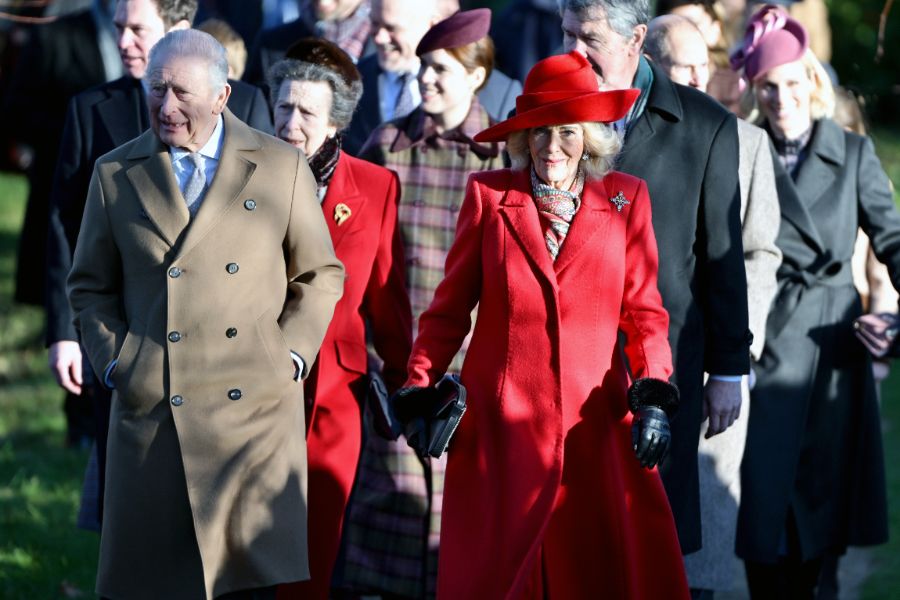 <p>Крал Чарлз Трети заведе семейството си на църква пеша.</p>