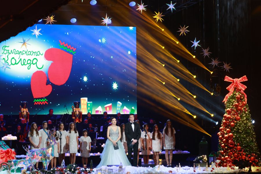 <p>Благотворителният концерт &bdquo;Българската Коледа&ldquo; и тази година събра на едно място обичани български изпълнители и млади музикални таланти. Концертът се провежда за 23-та поредна година и е под патронажа на президента Румен Радев и съпругата му Десислава Радева.</p>
