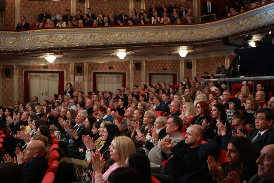 <p>Благотворителният концерт &bdquo;Българската Коледа&ldquo; и тази година събра на едно място обичани български изпълнители и млади музикални таланти. Концертът се провежда за 23-та поредна година и е под патронажа на президента Румен Радев и съпругата му Десислава Радева.</p>