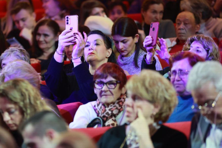 <p>Благотворителният концерт &bdquo;Българската Коледа&ldquo; и тази година събра на едно място обичани български изпълнители и млади музикални таланти. Концертът се провежда за 23-та поредна година и е под патронажа на президента Румен Радев и съпругата му Десислава Радева.</p>