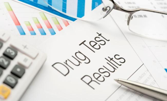 Ученик с 28 импланта в гръбначния стълб се озова в ареста след фалшиво положителен тест за наркотици