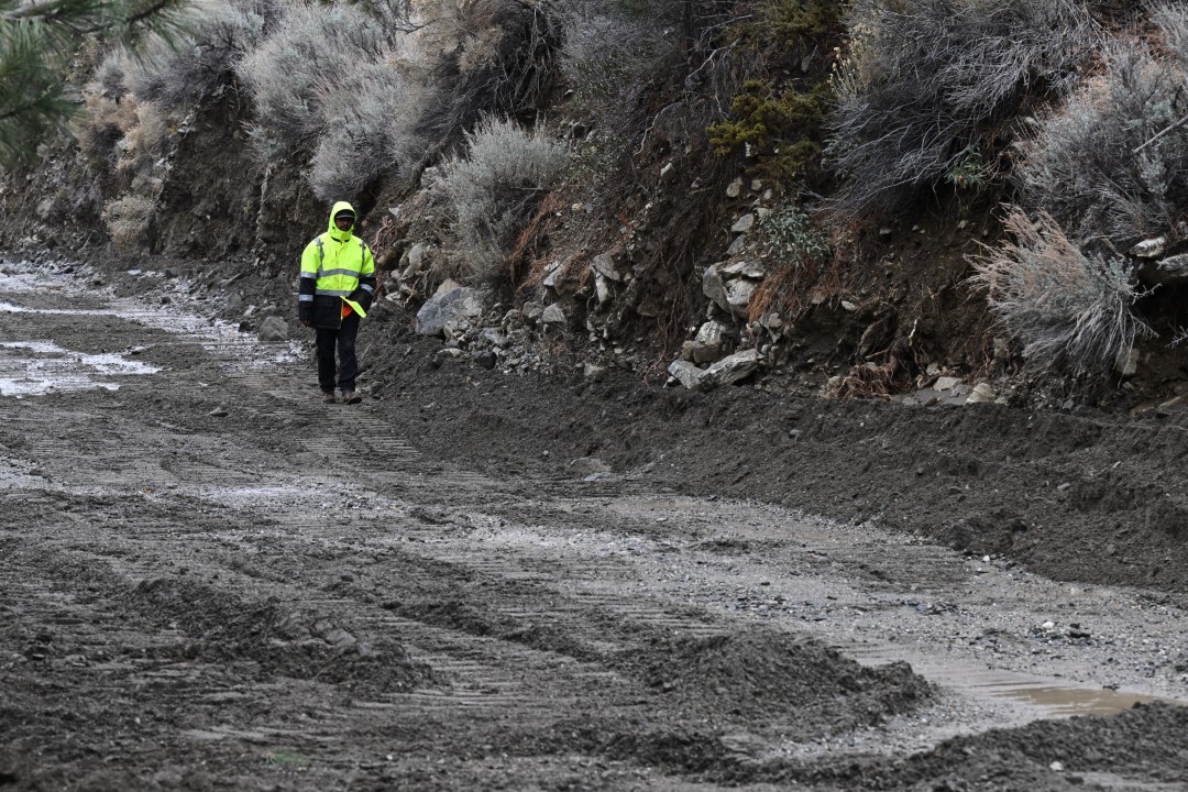 <p>Американският щат Калифорния, в който тази седмица се изляха поройни дъждове, остава изложен на опасност от внезапни опустошителни наводнения, а по крайбрежието му се очакват големи вълни. Бурите донесоха със себе си дъжд и сняг, като се очакваше днес стихията да утихне, но кодът за опасно време остава в района на Лос Анджелис. Налице е опасност от лавини в планинската верига Сиера Невада, по-специално около езерото Тахо.</p>