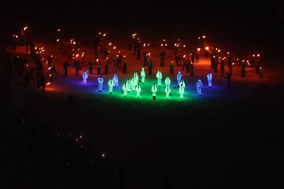<p>Със светлинно и факелно шоу, музикална програма и забавления за най-малките бе открит зимният сезон в Боровец. През целия ден имаше различни активности, а официалното откриване се състоя привечер на специално направена сцена в центъра на курорта.</p>