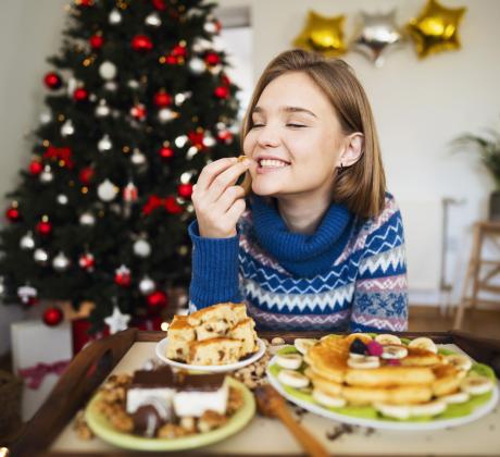 След празничните трапези пълни с вкусни ястия сладкиши и алкохол