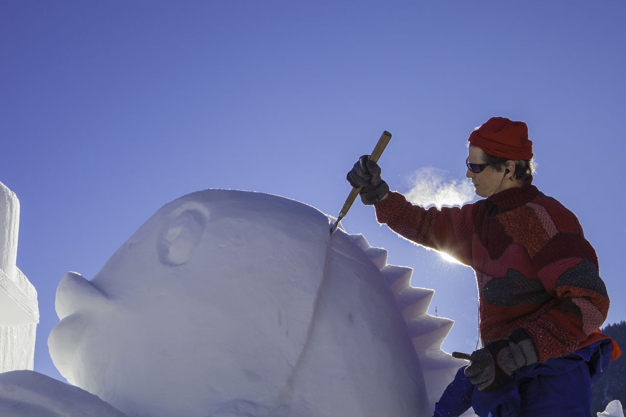 Снежна скулптура на крал се превърна в сензация в Ню Йорк