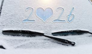 Този лесен трик ще размрази стъклото на колата ви за секунди