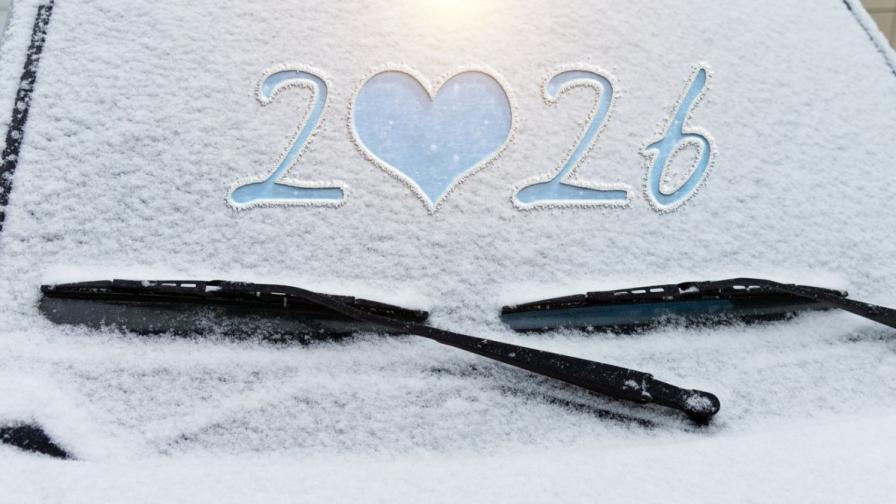 Този лесен трик ще размрази стъклото на колата ви за секунди