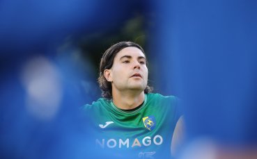 Вратар пие чай по време на мач (видео)