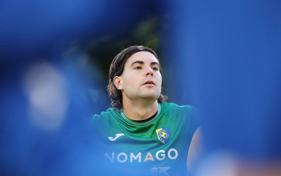 Вратар пие чай по време на мач (видео)