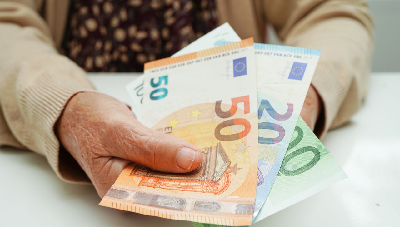 Първи пенсии в евро: Обявиха кога ще се изплащат пенсиите за януари