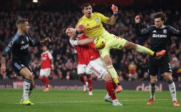 Емилиано Мартинес скочи на фенове на Арсенал, едва го удържаха (видео)