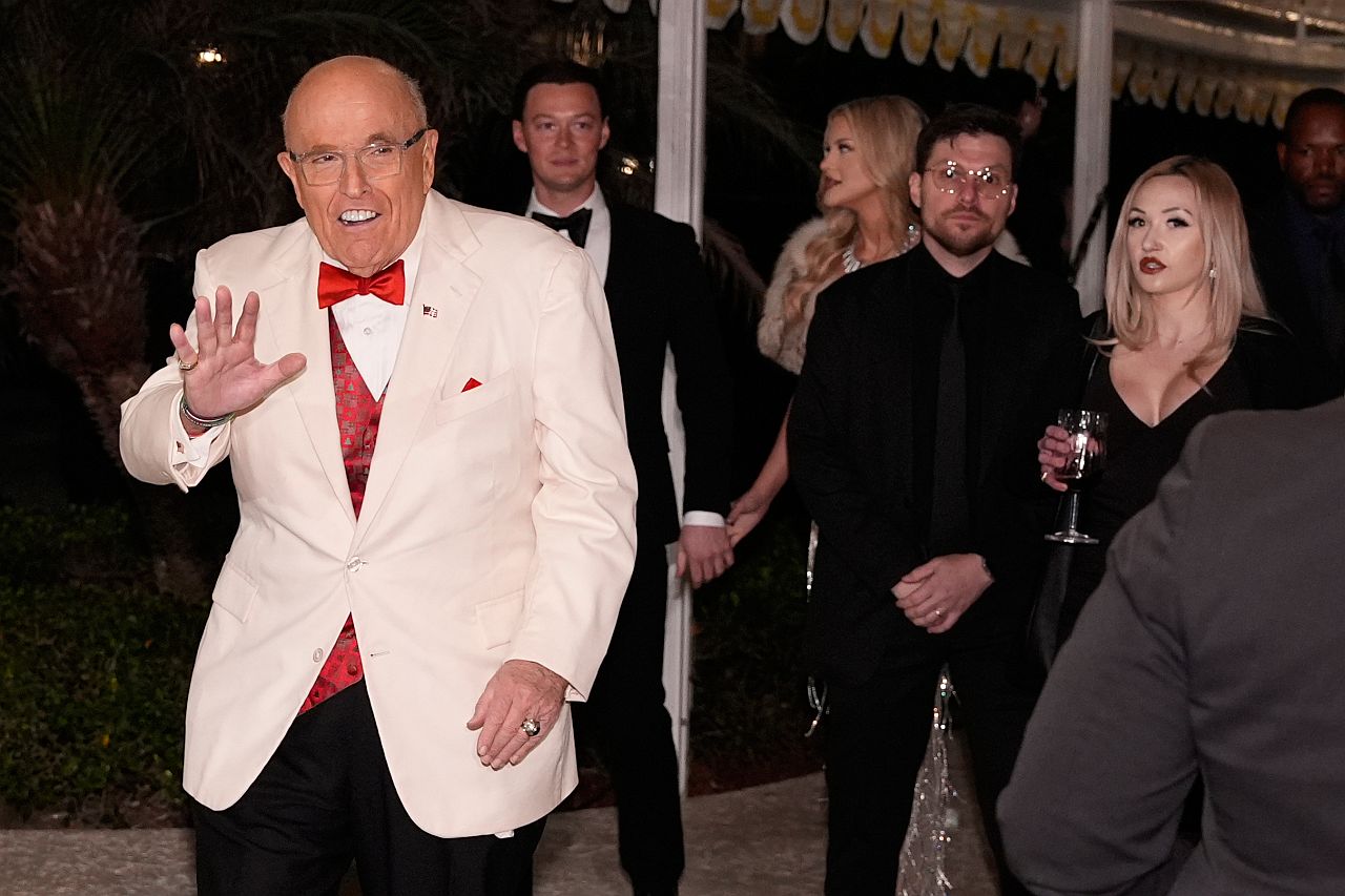 <p>Президентът на САЩ Доналд Тръмп и първата дама Мелания Тръмп бяха домакини на бляскавото новогодишно парти, изпълнено с привърженици на MAGA, в Мар-а-Лаго в сряда вечер.</p>