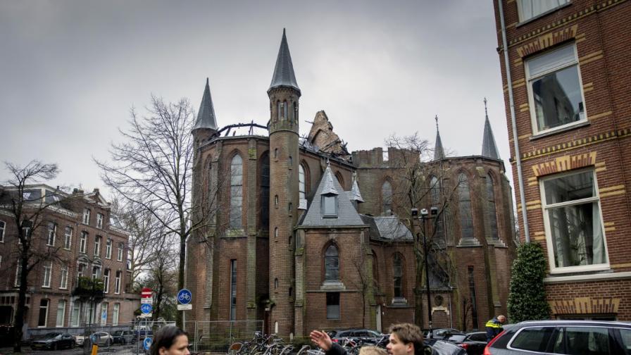 Пожар изпепели историческа църква в центъра на Амстердам