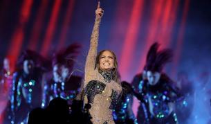 „Ако имаше това дупе, и ти щеше да си гола!“: Дженифър Лопес отговори на критиките за възрастта си