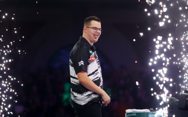 Нидерландска сензация застава на пътя на Литлър към втора поредна световна титла