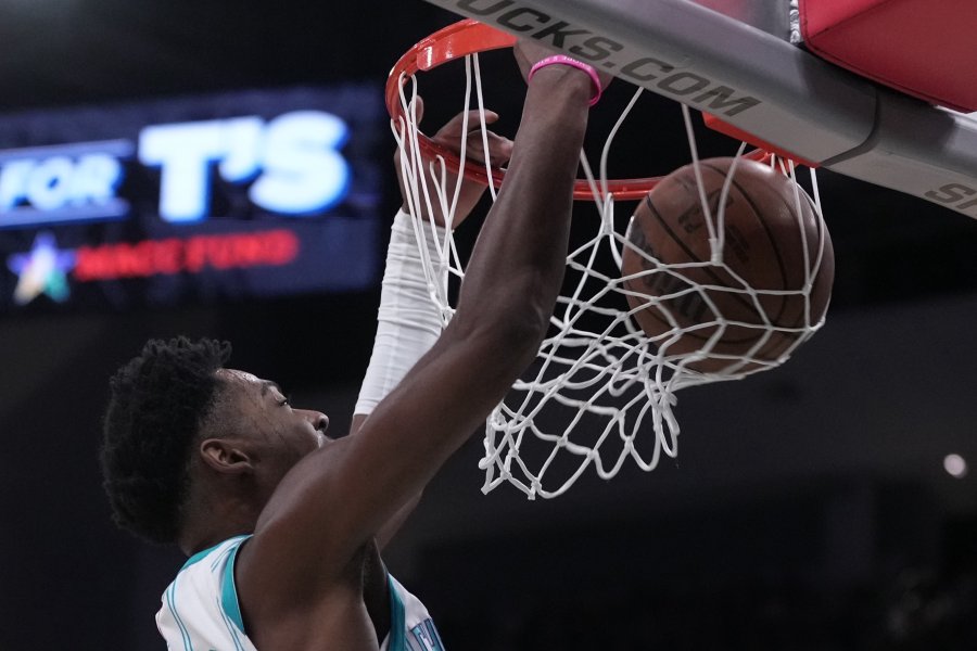 Милуоки Бъкс Шарлът Хорнетс1