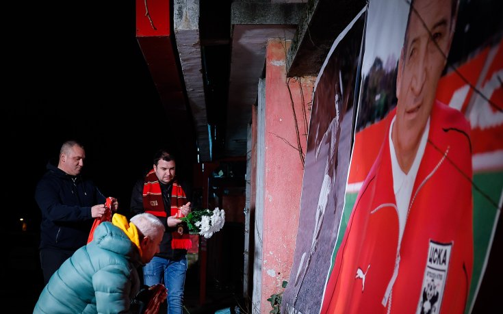 Десетки отдадоха почит на Димитър Пенев пред „Българска армия“