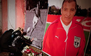 Десетки отдадоха почит на Димитър Пенев пред „Българска армия“