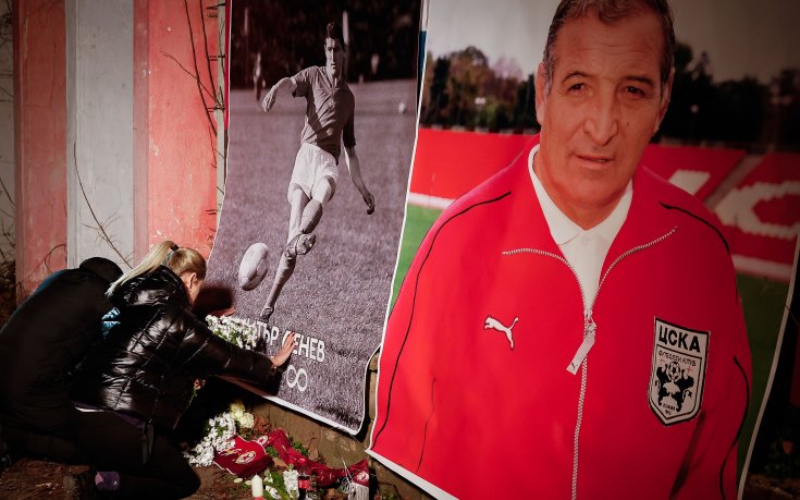 Десетки отдадоха почит на Димитър Пенев пред „Българска армия“