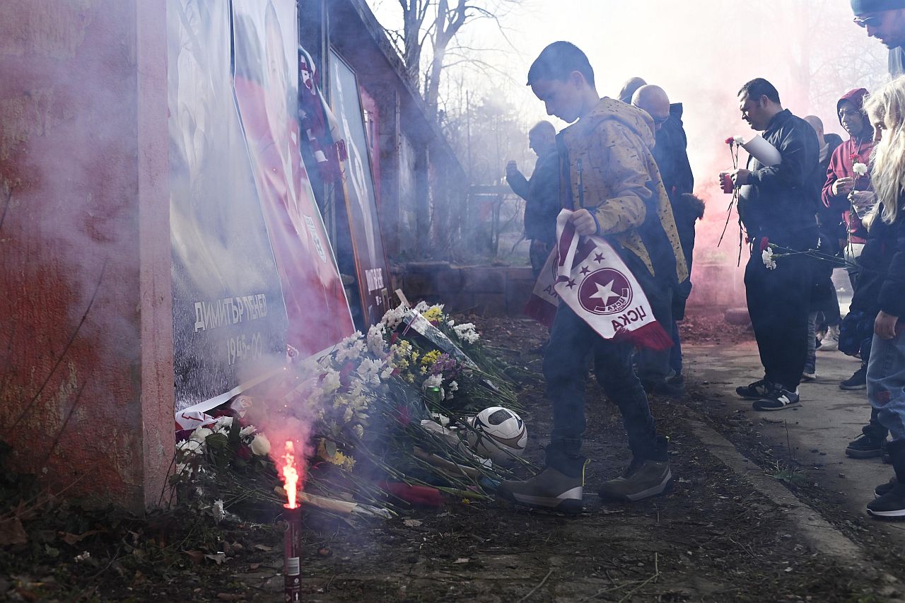 <p>Стотици българи се стекоха пред централния вход на стадион &bdquo;Българска армия&ldquo; в столицата, за да отдадат почит на Димитър Пенев. От вчера вечерта пред &bdquo;Армията&ldquo; беше оформен специален възпоменателен кът, където всеки може да се сбогува с Пената с цветя, да запали свещ или да остави предмет за спомен.</p>