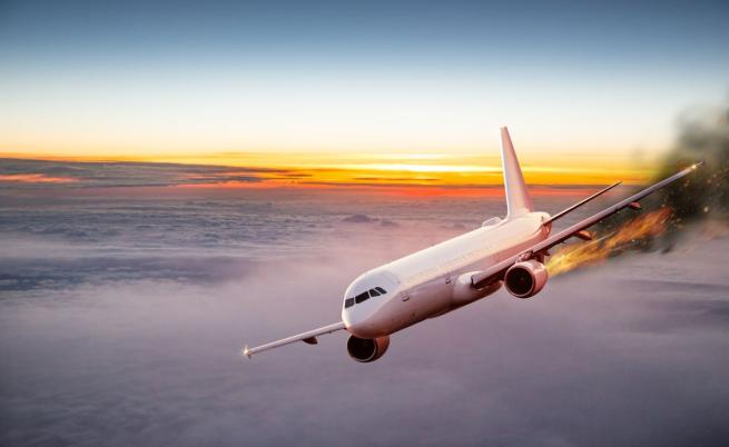 Самолет кацна аварийно, след като двигателят му пламна във въздуха