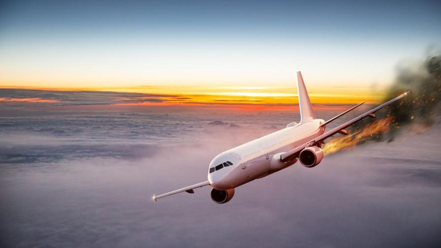 Самолет кацна аварийно, след като двигателят му пламна във въздуха