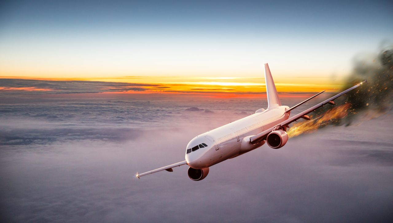 Самолет кацна аварийно, след като двигателят му пламна във въздуха