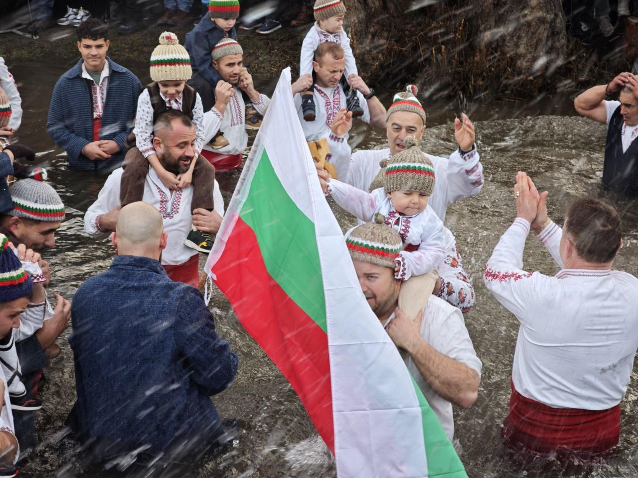 <p>Мъжкото хоро влезе във водите на река Тунджа в Калофер в 8.00 часа днес, 6 януари. Кулминацията в града на Ботев идва с мъжкото хоро във водата. Свещеникът хвърли кръста, а извадилият го го предаде на най-младия участник в хорото. Тази година - 2026 г, това е Антон от Калофер, който е на година и половина.</p>