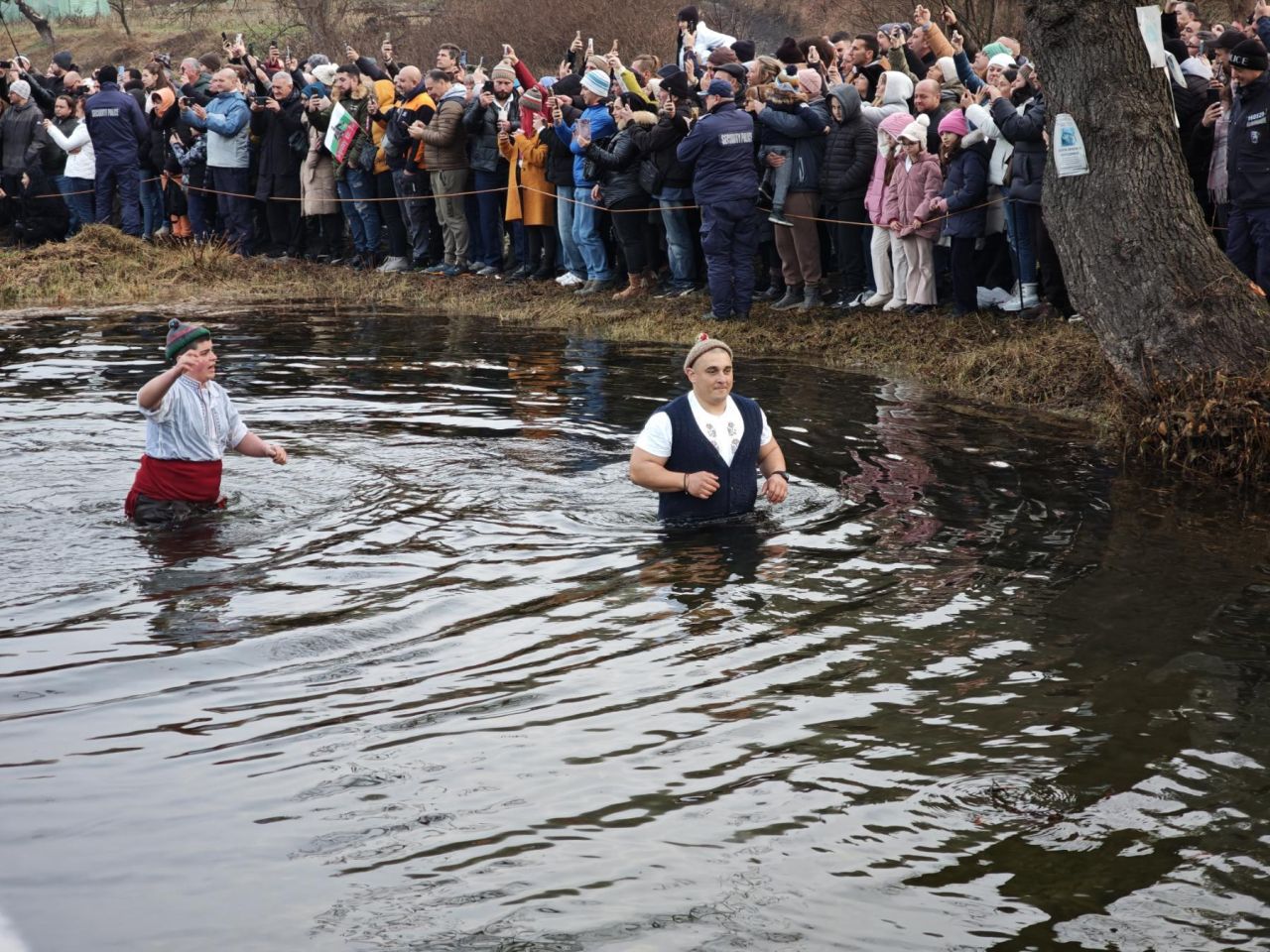 <p>Мъжкото хоро влезе във водите на река Тунджа в Калофер в 8.00 часа днес, 6 януари. Кулминацията в града на Ботев идва с мъжкото хоро във водата. Свещеникът хвърли кръста, а извадилият го го предаде на най-младия участник в хорото. Тази година - 2026 г, това е Антон от Калофер, който е на година и половина.</p>