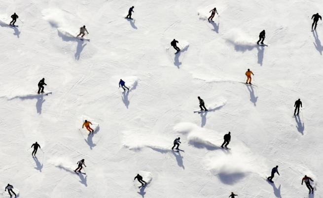 Скиори изписаха сърце в снега за 40-те жертви на смъртоносния пожар в Кран-Монтана