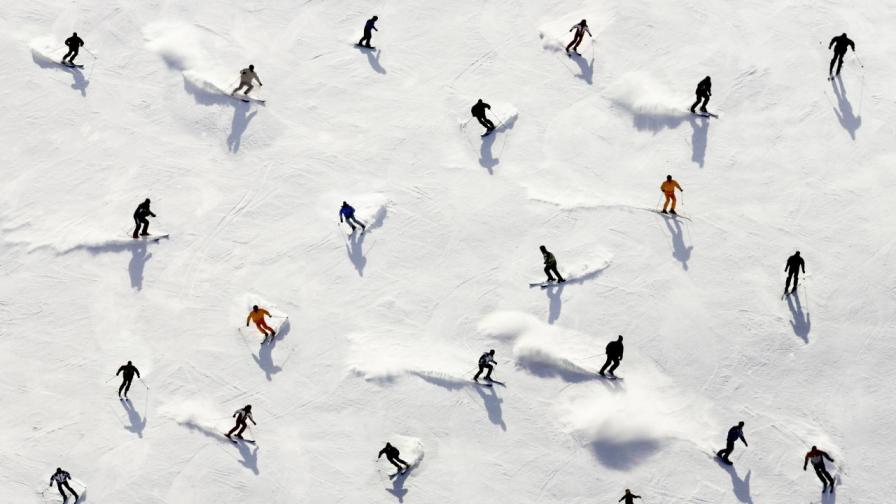 Скиори изписаха сърце в снега за 40-те жертви на смъртоносния пожар в Кран-Монтана