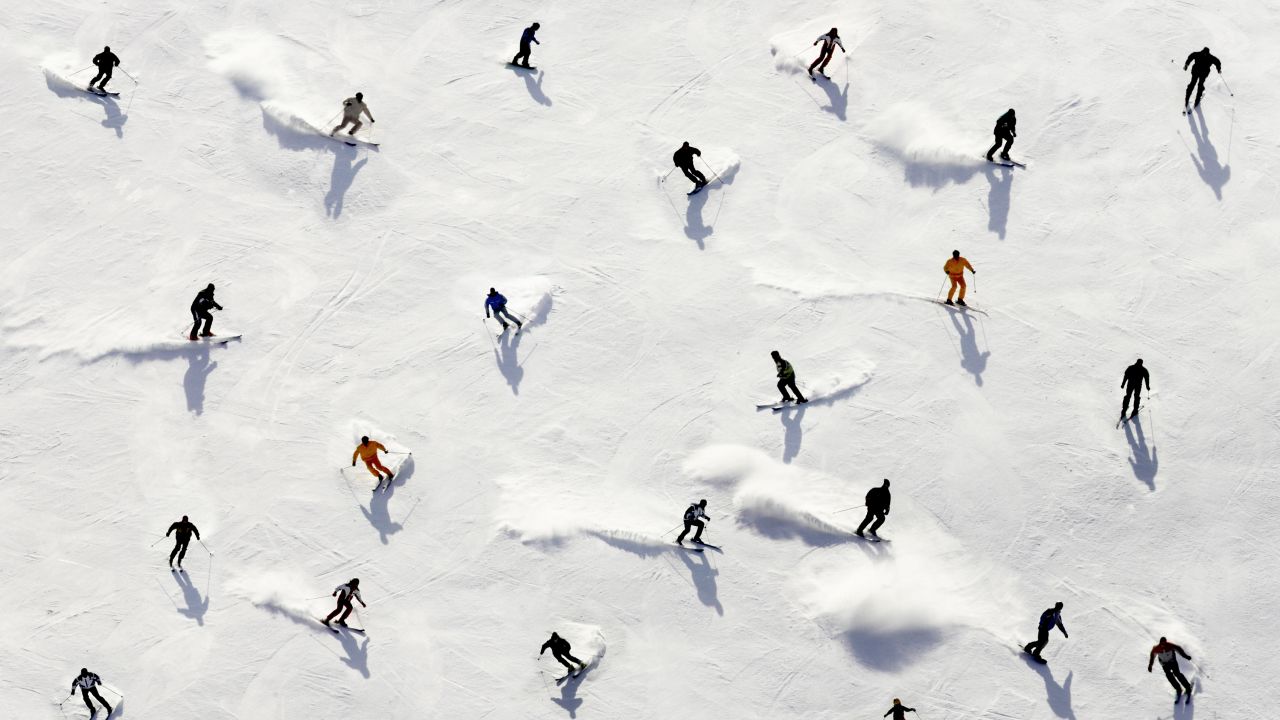 Скиори изписаха сърце в снега за 40-те жертви на смъртоносния пожар в Кран-Монтана