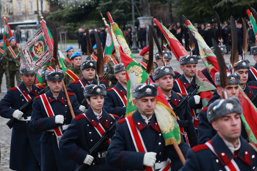 <p>Пред паметника на Незнайния воин в София беше отслужен традиционният богоявленски водосвет на бойните знамена, флаговете и знамената-светини на Българската армия.</p>