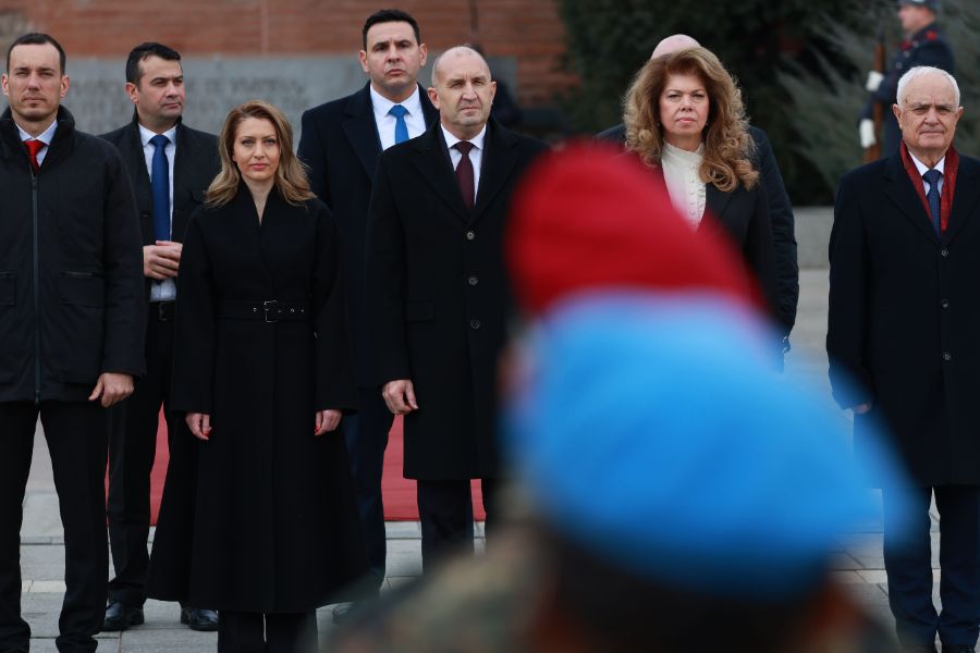 <p>Пред паметника на Незнайния воин в София беше отслужен традиционният богоявленски водосвет на бойните знамена, флаговете и знамената-светини на Българската армия.</p>