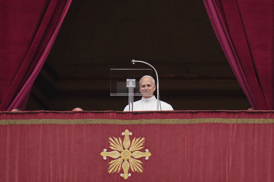 <p>С призиви за мир, с пожелание за надежда и с предупреждение срещу самозабравата на властимащите, папа Лъв Четиринадесети сложи край с тържествена литургия на Богоявление на Юбилея на Римокатолическата църква. Вчера папата затвори и последната от светите врати, отворени за Юбилейната година &ndash; тази във ватиканската базилика &bdquo;Свети Петър&ldquo;, след като в периода 25 декември - 2 януари последователно бяха затворени светите двери и в римските базилики &bdquo;Санта Мария Маджоре&ldquo;, &bdquo;Сан Паоло фуори ле Мура&ldquo;, &bdquo;Сан Джовани ин Латерано&ldquo; и специалната света врата, отворена по настояване на предходния папа Франциск в римския затвор "Ребибия", обобщават италиански медии.</p>