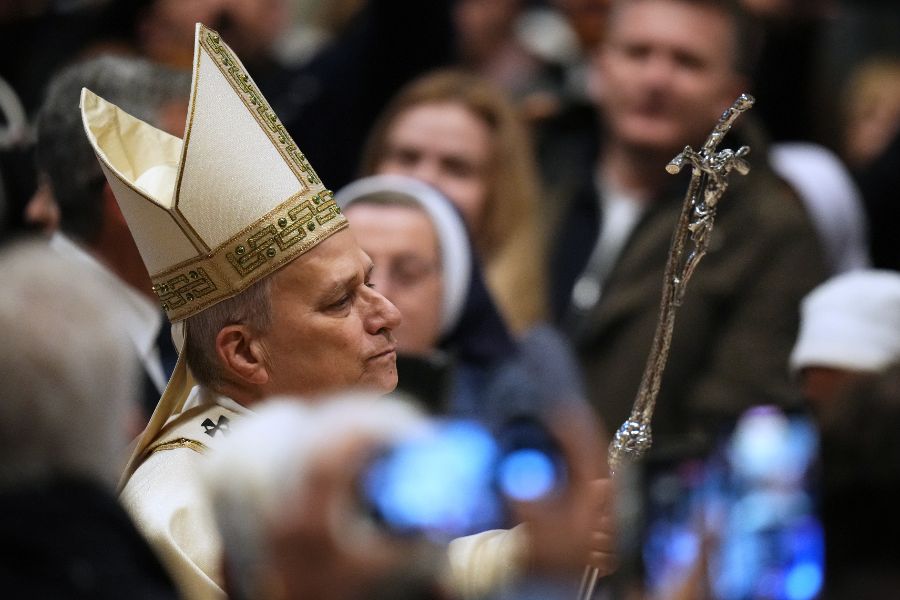 <p>С призиви за мир, с пожелание за надежда и с предупреждение срещу самозабравата на властимащите, папа Лъв Четиринадесети сложи край с тържествена литургия на Богоявление на Юбилея на Римокатолическата църква. Вчера папата затвори и последната от светите врати, отворени за Юбилейната година &ndash; тази във ватиканската базилика &bdquo;Свети Петър&ldquo;, след като в периода 25 декември - 2 януари последователно бяха затворени светите двери и в римските базилики &bdquo;Санта Мария Маджоре&ldquo;, &bdquo;Сан Паоло фуори ле Мура&ldquo;, &bdquo;Сан Джовани ин Латерано&ldquo; и специалната света врата, отворена по настояване на предходния папа Франциск в римския затвор "Ребибия", обобщават италиански медии.</p>
