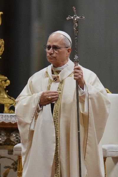 <p>С призиви за мир, с пожелание за надежда и с предупреждение срещу самозабравата на властимащите, папа Лъв Четиринадесети сложи край с тържествена литургия на Богоявление на Юбилея на Римокатолическата църква. Вчера папата затвори и последната от светите врати, отворени за Юбилейната година &ndash; тази във ватиканската базилика &bdquo;Свети Петър&ldquo;, след като в периода 25 декември - 2 януари последователно бяха затворени светите двери и в римските базилики &bdquo;Санта Мария Маджоре&ldquo;, &bdquo;Сан Паоло фуори ле Мура&ldquo;, &bdquo;Сан Джовани ин Латерано&ldquo; и специалната света врата, отворена по настояване на предходния папа Франциск в римския затвор "Ребибия", обобщават италиански медии.</p>