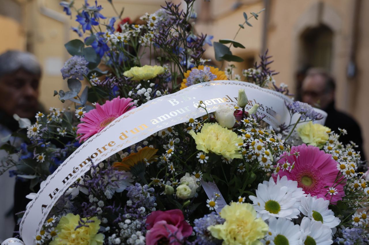 <p>Френската киноикона Брижит Бардо ще бъде погребана в родния ѝ град Сен Тропе. Скромното изпращане в последния ѝ път ще отрази нейната дългогодишна любов към животните, както и крайнодесните ѝ политически възгледи.</p>