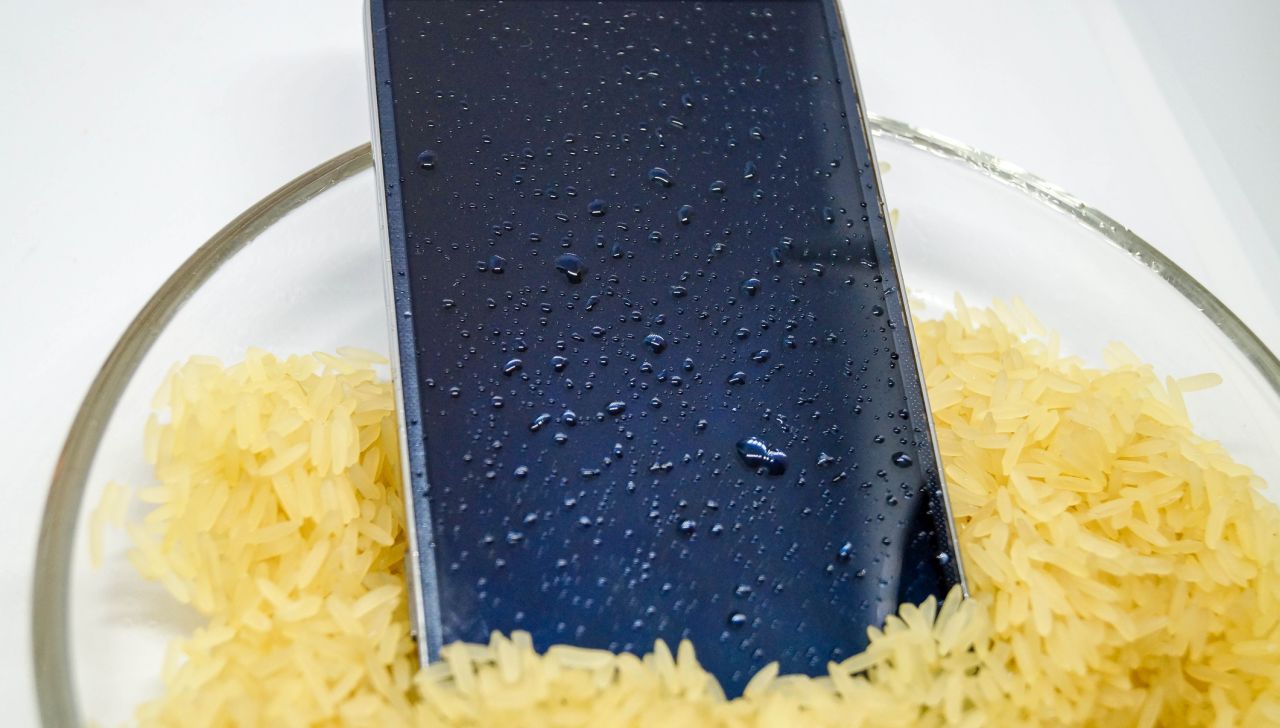 Спрете да поставяте мокрия си телефон в ориз, това може да влоши нещата