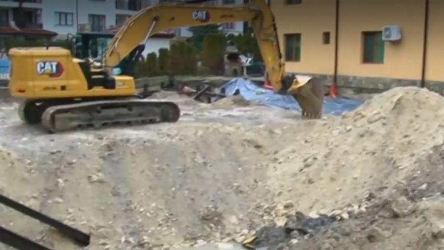 Изкоп в Равда остави хора без ток и канализация от декември