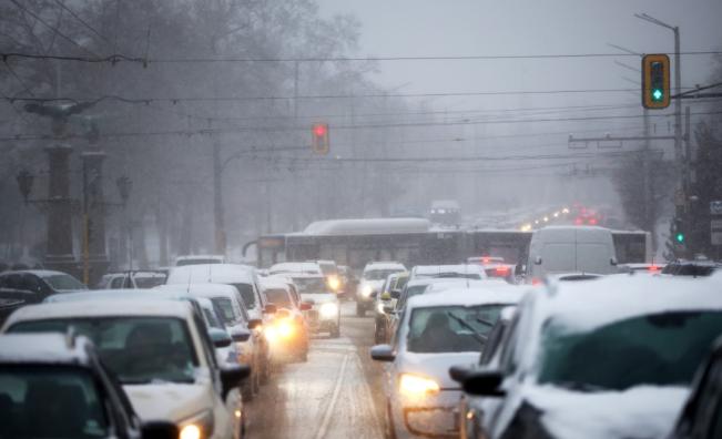 <p>Снегът се завърна в София, каква е пътната обстановка</p>