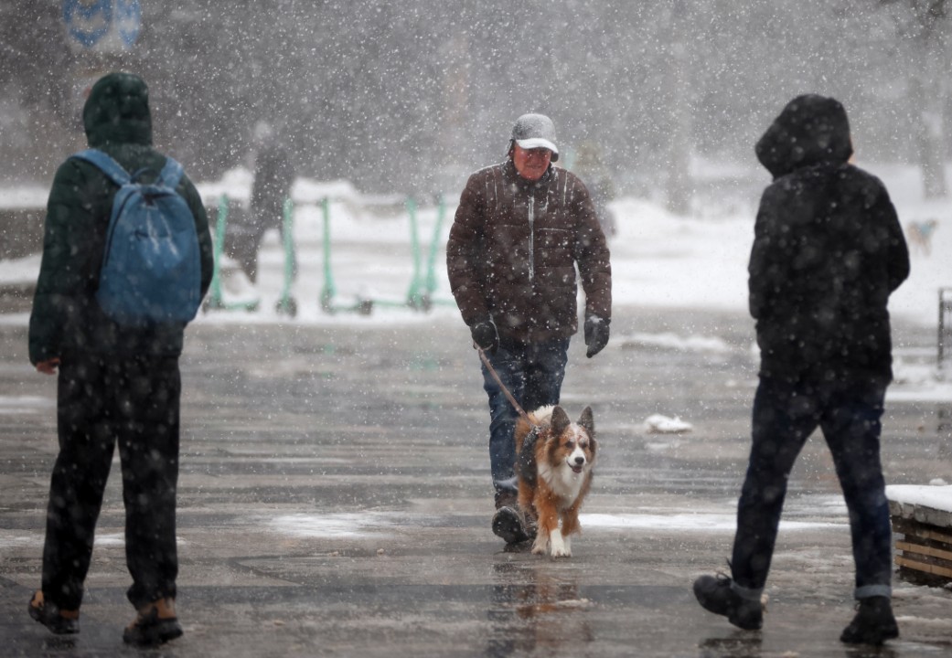 <p>Интензивен сняг тази сутрин затрудни придвижването в София. През нощта валя дъжд, но около 04:00 премина в сняг. Рязко паднаха и температурите.</p>
