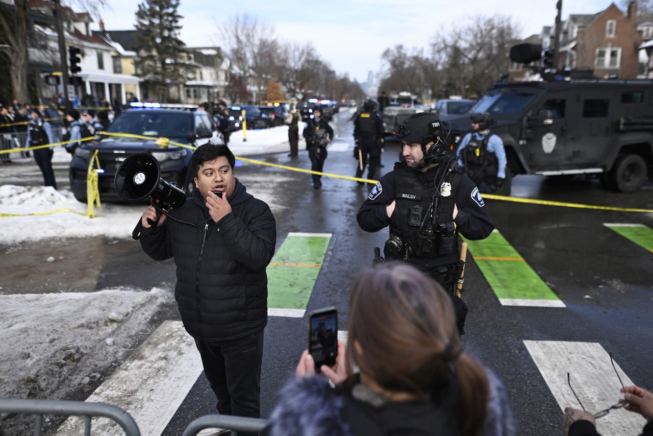 <p>САЩ са обхванати от протести и траур, след като 37-годишната Рене Никол Гуд беше смъртоносно простреляна от агент на ICE в Минеаполис, а кадри от стрелбата, демонстрациите и белите рози върху окървавения сняг обиколиха страната.</p>