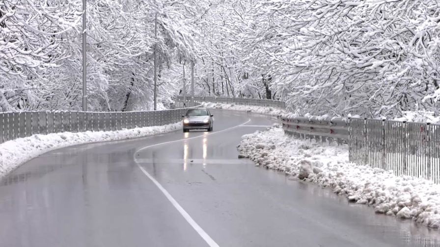 Коварен риск "дебне" по пътищата: Какво да правим при "черен лед" (ВИДЕО)