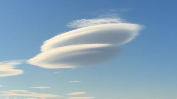 Пухкава "летяща чиния" над София