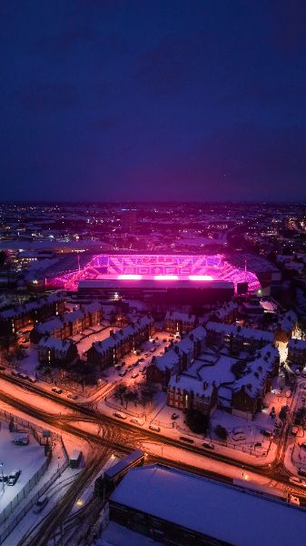 <p>Небето над Бирмингам мистериозно се оцвети в ярко розово.</p>