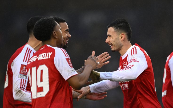 Арсенал мина през Портсмут след три гола от корнери и хеттрик на Мартинели