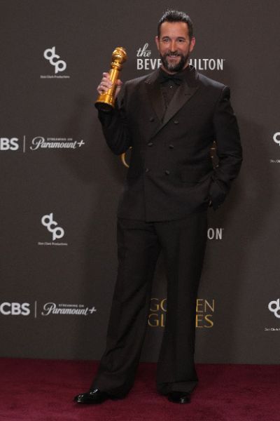 <p>Много звезди от света на киното и телевизията преминаха по червения килим на тазгодишните Златни глобуси &ndash; една от водещите церемонии по връчване на награди в Холивуд, която се проведе в Лос Анджелис. Черната комедия &bdquo;Битка след битка&ldquo; и историята за Уилям Шекспир &bdquo;Хамнет&rdquo; спечелиха най-големите награди.</p>