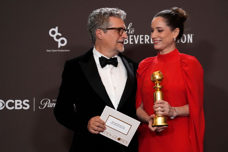 <p>Много звезди от света на киното и телевизията преминаха по червения килим на тазгодишните Златни глобуси &ndash; една от водещите церемонии по връчване на награди в Холивуд, която се проведе в Лос Анджелис. Черната комедия &bdquo;Битка след битка&ldquo; и историята за Уилям Шекспир &bdquo;Хамнет&rdquo; спечелиха най-големите награди.</p>